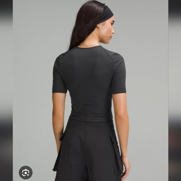 Lululemon Tight Fit Lined T shirt in black - Picture 2 of 5